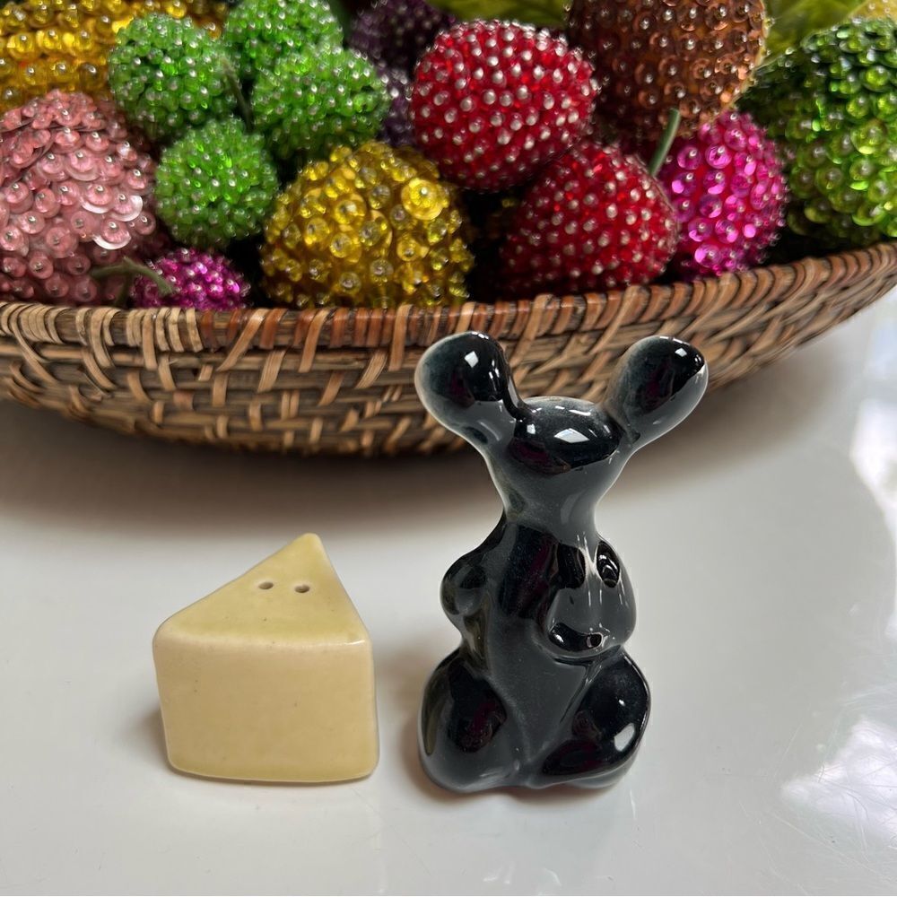 Quirky Mouse and Swiss Cheese Salt and Pepper Shakers Set - Picture 5 of 11